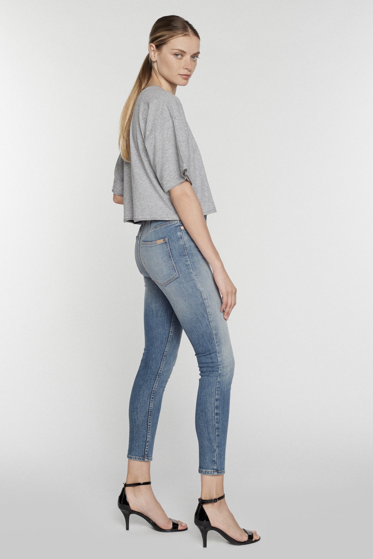 Tayler Crew Neck Tee in Heather Grey